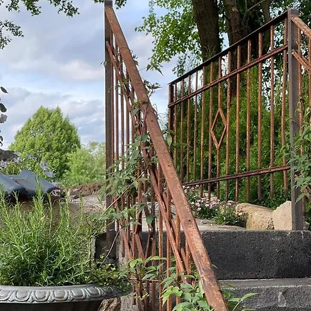 Kleines-ferienhaus-am-wasserturm-mayen-mit-grill-kamin-und-kleiner-terrasse