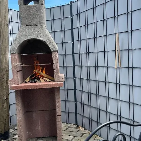 Kleines-ferienhaus-am-wasserturm-mayen-mit-grill-kamin-und-kleiner-terrasse