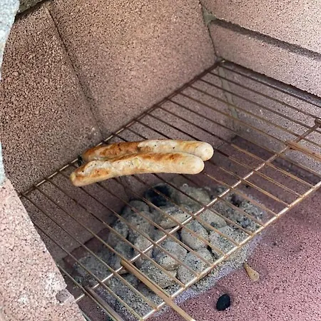 Kleines-ferienhaus-am-wasserturm-mayen-mit-grill-kamin-und-kleiner-terrasse